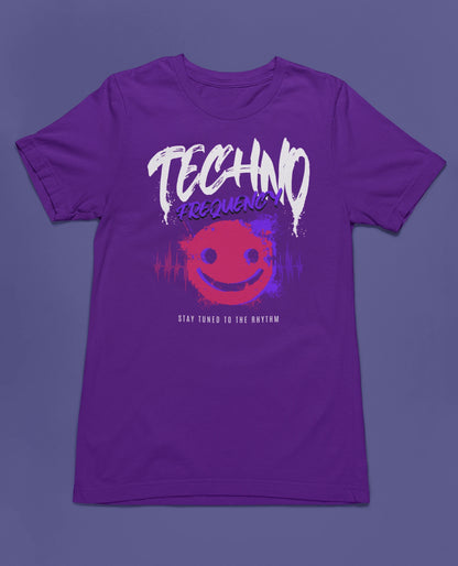Techno Frequency | Neon Rave & EDM T-Shirt für Festival- und Techno-Fans – lila T-Shirt als flatlay-Mockup, modernes Gaming-Design und hochwertiges Produktfoto.