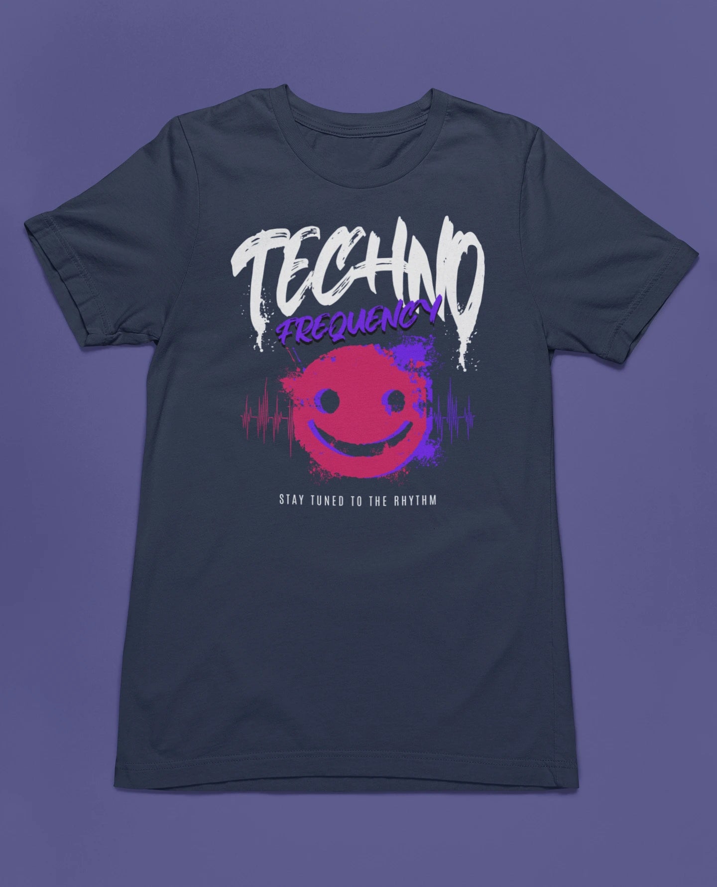 Techno Frequency | Neon Rave & EDM T-Shirt für Festival- und Techno-Fans – marine T-Shirt als flatlay-Mockup, modernes Gaming-Design und hochwertiges Produktfoto.