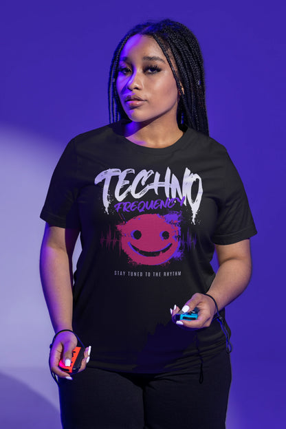 Techno Frequency | Neon Rave & EDM T-Shirt für Festival- und Techno-Fans – schwarz T-Shirt als weiblich-Mockup, modernes Gaming-Design und hochwertiges Produktfoto.