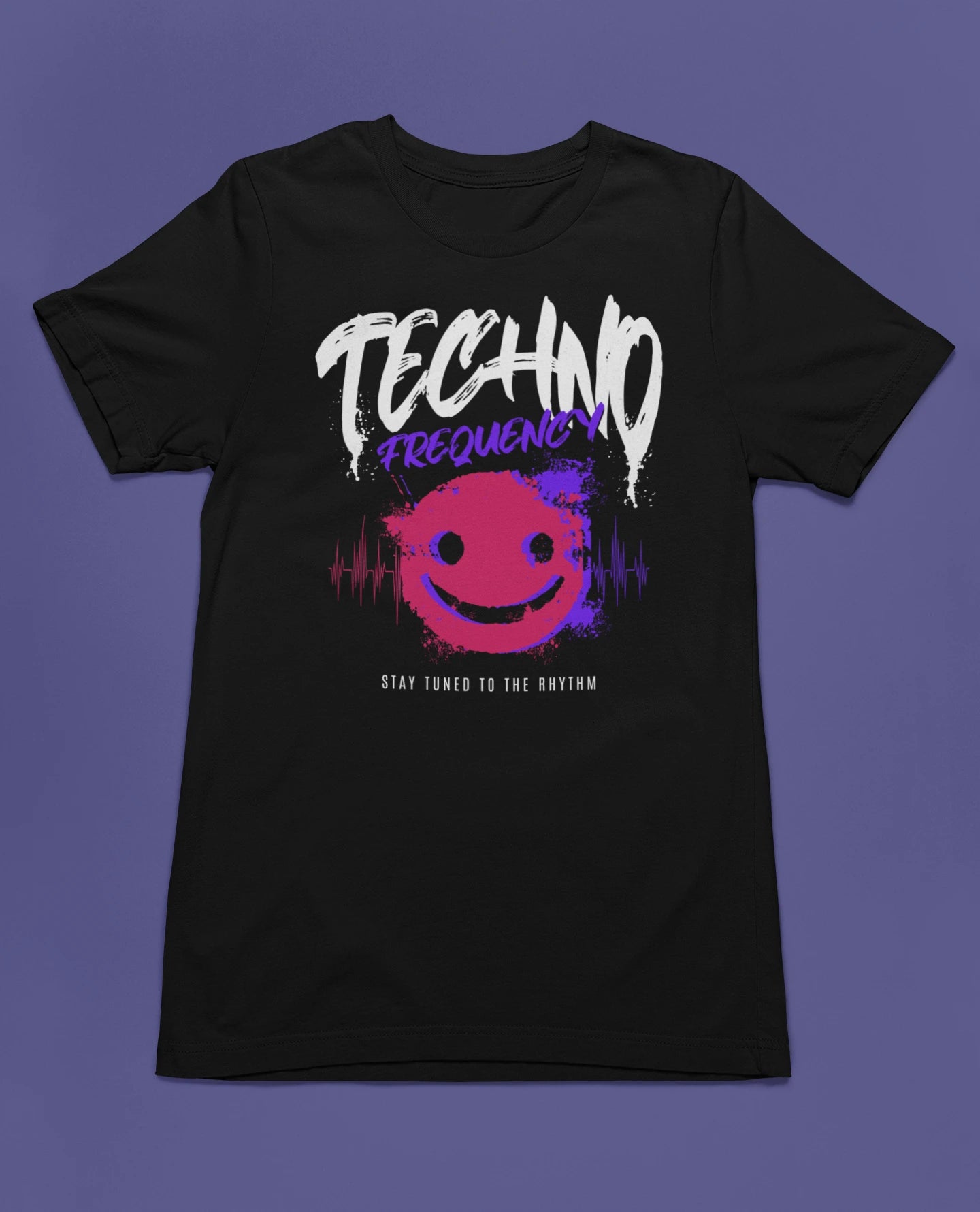 Techno Frequency | Neon Rave & EDM T-Shirt für Festival- und Techno-Fans – schwarz T-Shirt als flatlay-Mockup, modernes Gaming-Design und hochwertiges Produktfoto.