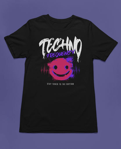 Techno Frequency | Neon Rave & EDM T-Shirt für Festival- und Techno-Fans – schwarz T-Shirt als flatlay-Mockup, modernes Gaming-Design und hochwertiges Produktfoto.