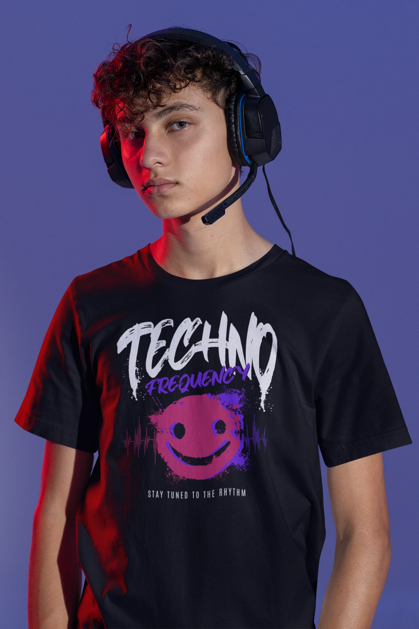Techno Frequency | Neon Rave & EDM T-Shirt für Festival- und Techno-Fans – schwarz T-Shirt als maennlich-Mockup, modernes Gaming-Design und hochwertiges Produktfoto.