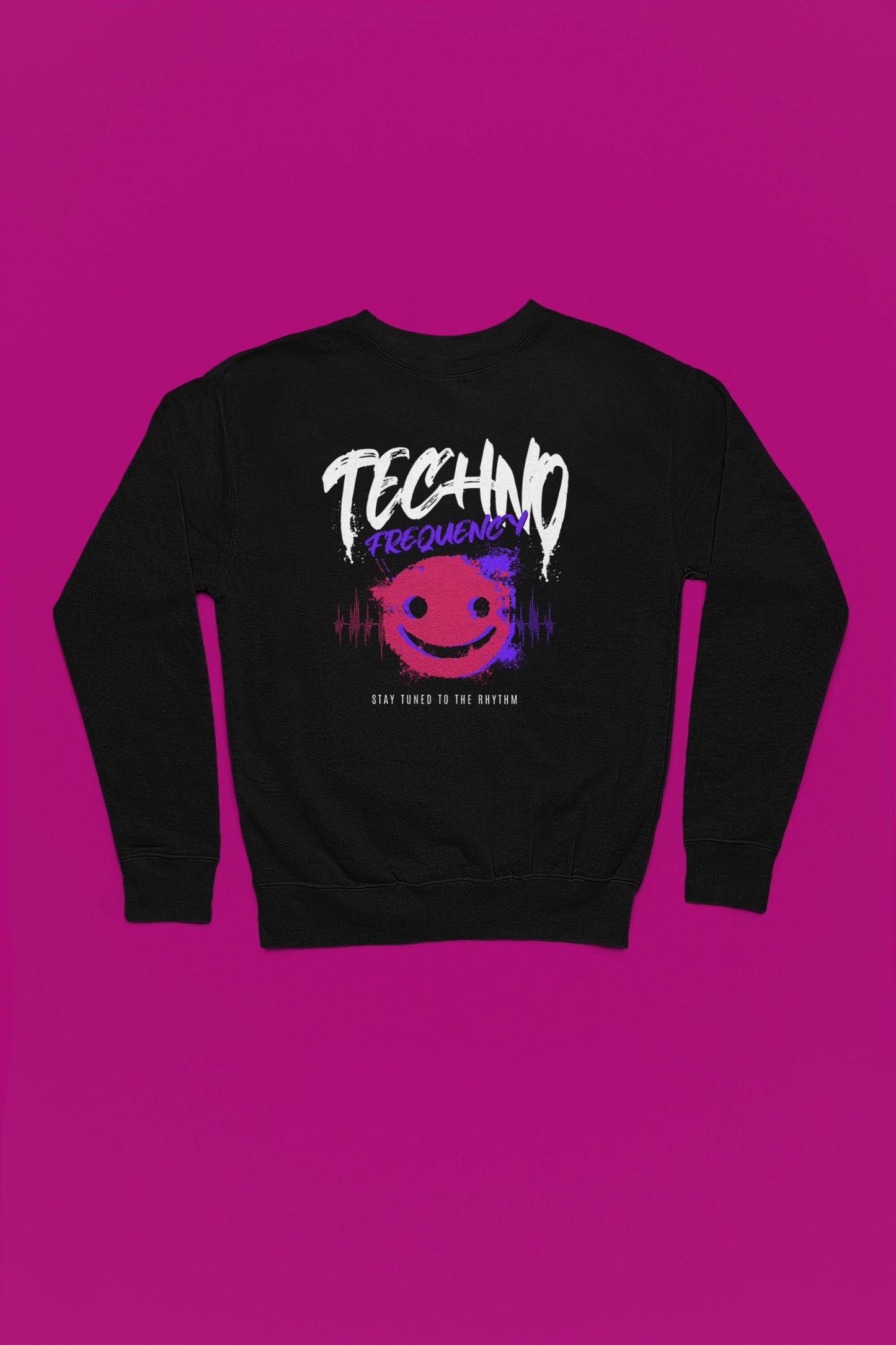 Techno Frequency Pullover – Stay Tuned to the Rhythm – schwarz Pullover als Flatlay-Mockup, hochwertiges Nerd- & Gaming-Design Produktfoto.