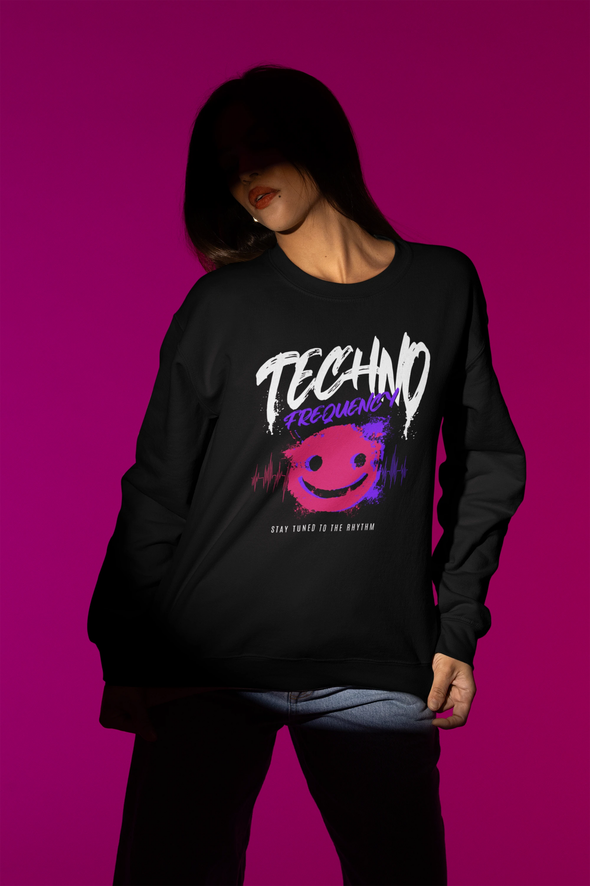 Techno Frequency Pullover – Stay Tuned to the Rhythm – schwarz Pullover als Weibliches Model-Mockup, hochwertiges Nerd- & Gaming-Design Produktfoto.