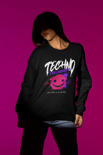 Techno Frequency Pullover – Stay Tuned to the Rhythm – schwarz Pullover als Weibliches Model-Mockup, hochwertiges Nerd- & Gaming-Design Produktfoto.