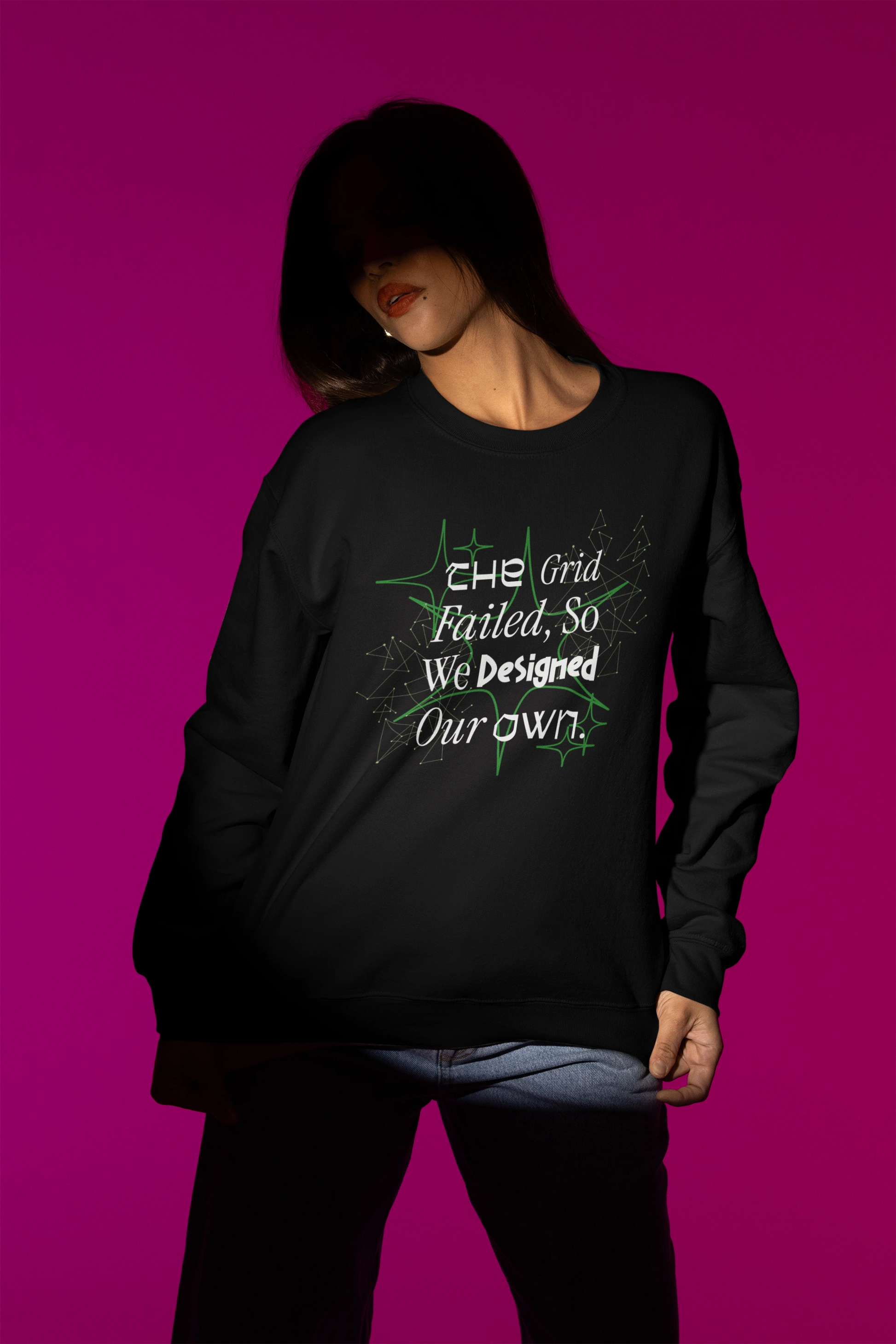 The Grid Failed – Cyber Network Chaos Pullover – schwarz Pullover als Weibliches Model-Mockup, hochwertiges Nerd- & Gaming-Design Produktfoto.