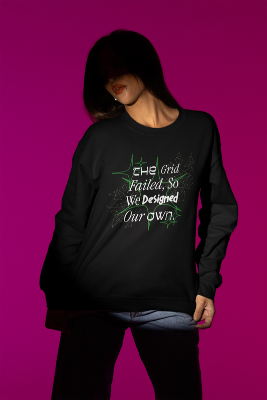 The Grid Failed – Cyber Network Chaos Pullover – schwarz Pullover als Weibliches Model-Mockup, hochwertiges Nerd- & Gaming-Design Produktfoto.