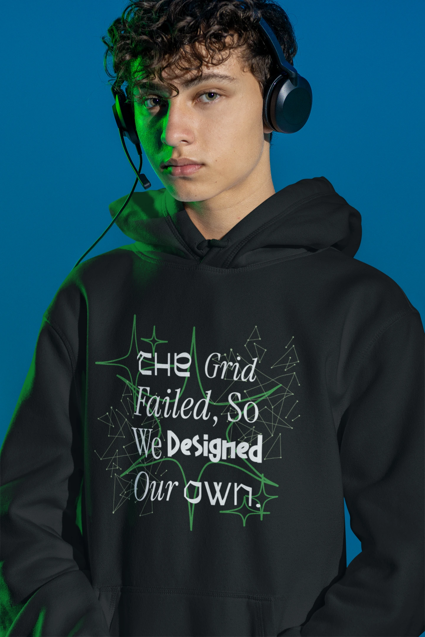 The Grid Failed Hoodie – Futuristisches Tech & Design Motiv – schwarz Hoodie als maennlich-Mockup, modernes Gaming-Design und hochwertiges Produktfoto.