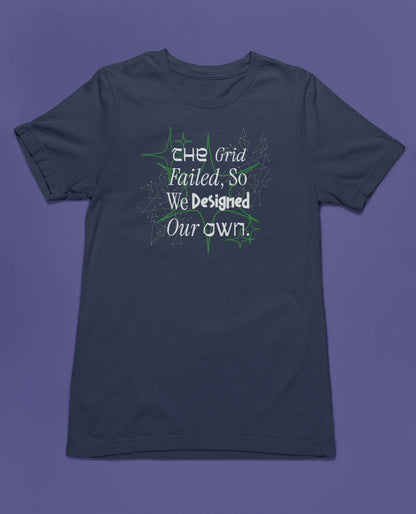 The Grid Failed – So We Designed Our Own | Futuristisches T-Shirt für Designer & Gamer – marine T-Shirt als flatlay-Mockup, modernes Gaming-Design und hochwertiges Produktfoto.