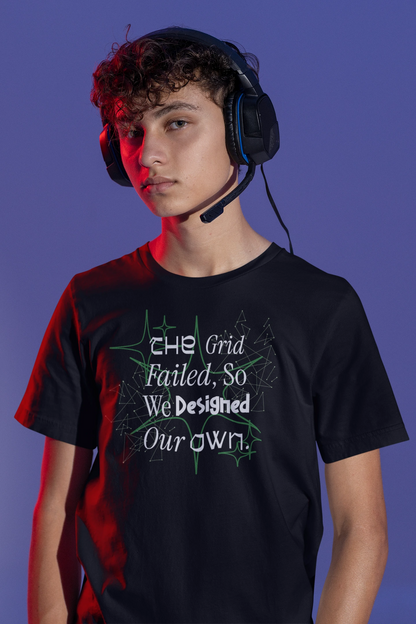 The Grid Failed – So We Designed Our Own | Futuristisches T-Shirt für Designer & Gamer – schwarz T-Shirt als maennlich-Mockup, modernes Gaming-Design und hochwertiges Produktfoto.