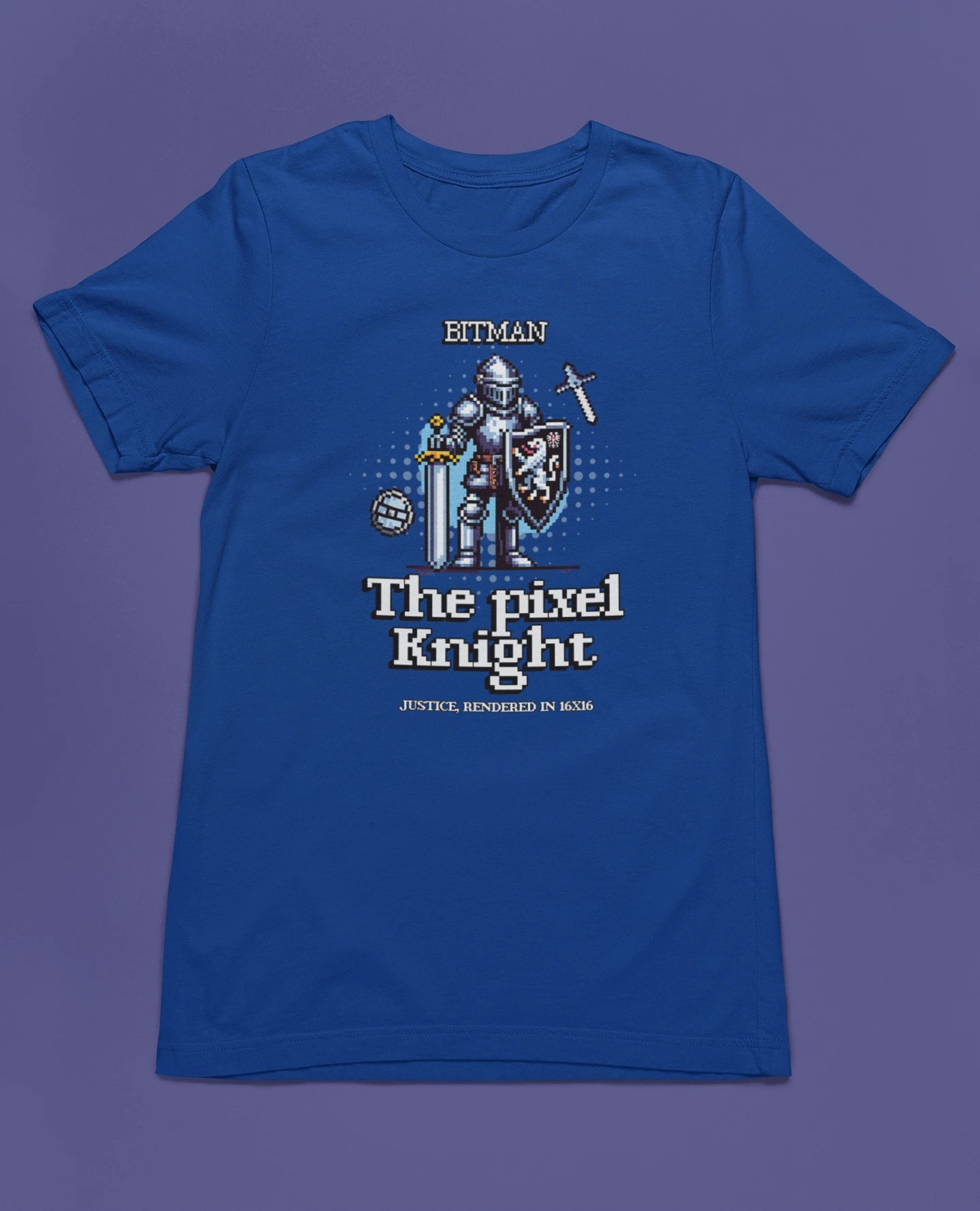 The Pixel Knight | 8-Bit Ritter T-Shirt für Retro Gamer – blau T-Shirt als flatlay-Mockup, modernes Gaming-Design und hochwertiges Produktfoto.