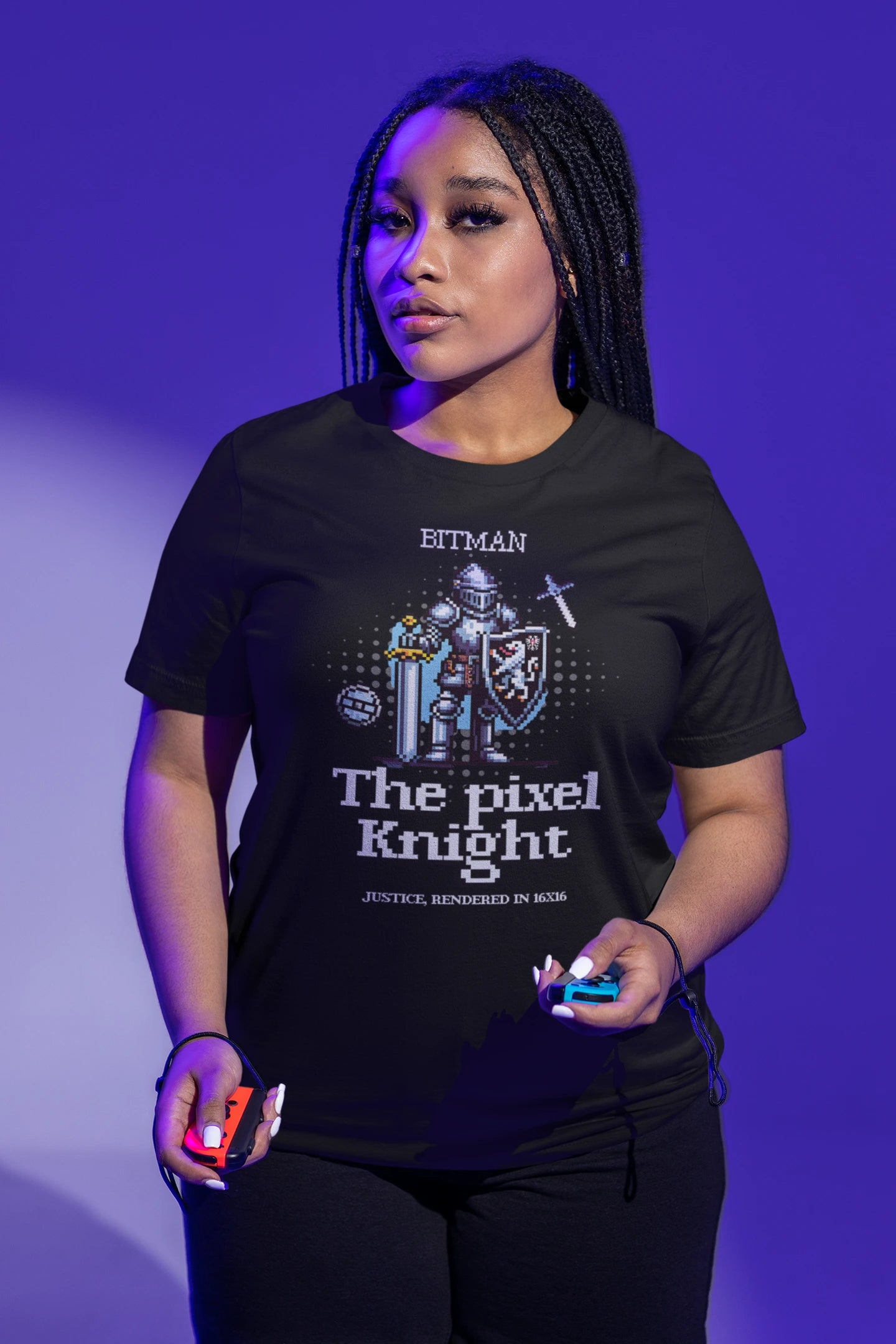 The Pixel Knight | 8-Bit Ritter T-Shirt für Retro Gamer – schwarz T-Shirt als weiblich-Mockup, modernes Gaming-Design und hochwertiges Produktfoto.