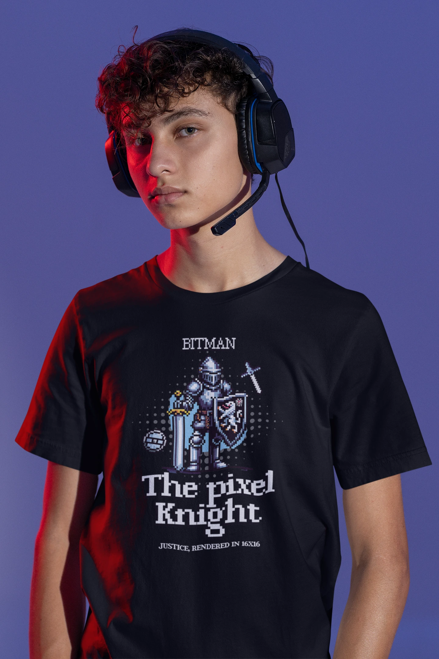 The Pixel Knight | 8-Bit Ritter T-Shirt für Retro Gamer – schwarz T-Shirt als maennlich-Mockup, modernes Gaming-Design und hochwertiges Produktfoto.