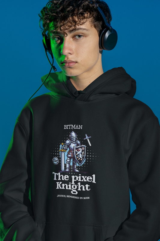The Pixel Knight Hoodie – Bitman 16-Bit Retro Warrior – schwarz Hoodie als maennlich-Mockup, modernes Gaming-Design und hochwertiges Produktfoto.