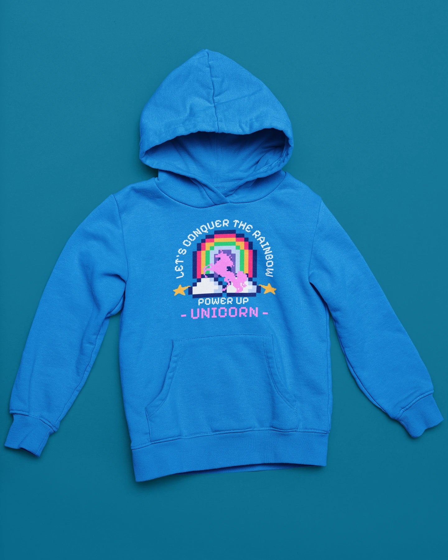 Unicorn Power Up | Magischer Pixel-Hoodie im Retro-Rainbow-Style – blau Hoodie als flatlay-Mockup, modernes Gaming-Design und hochwertiges Produktfoto.