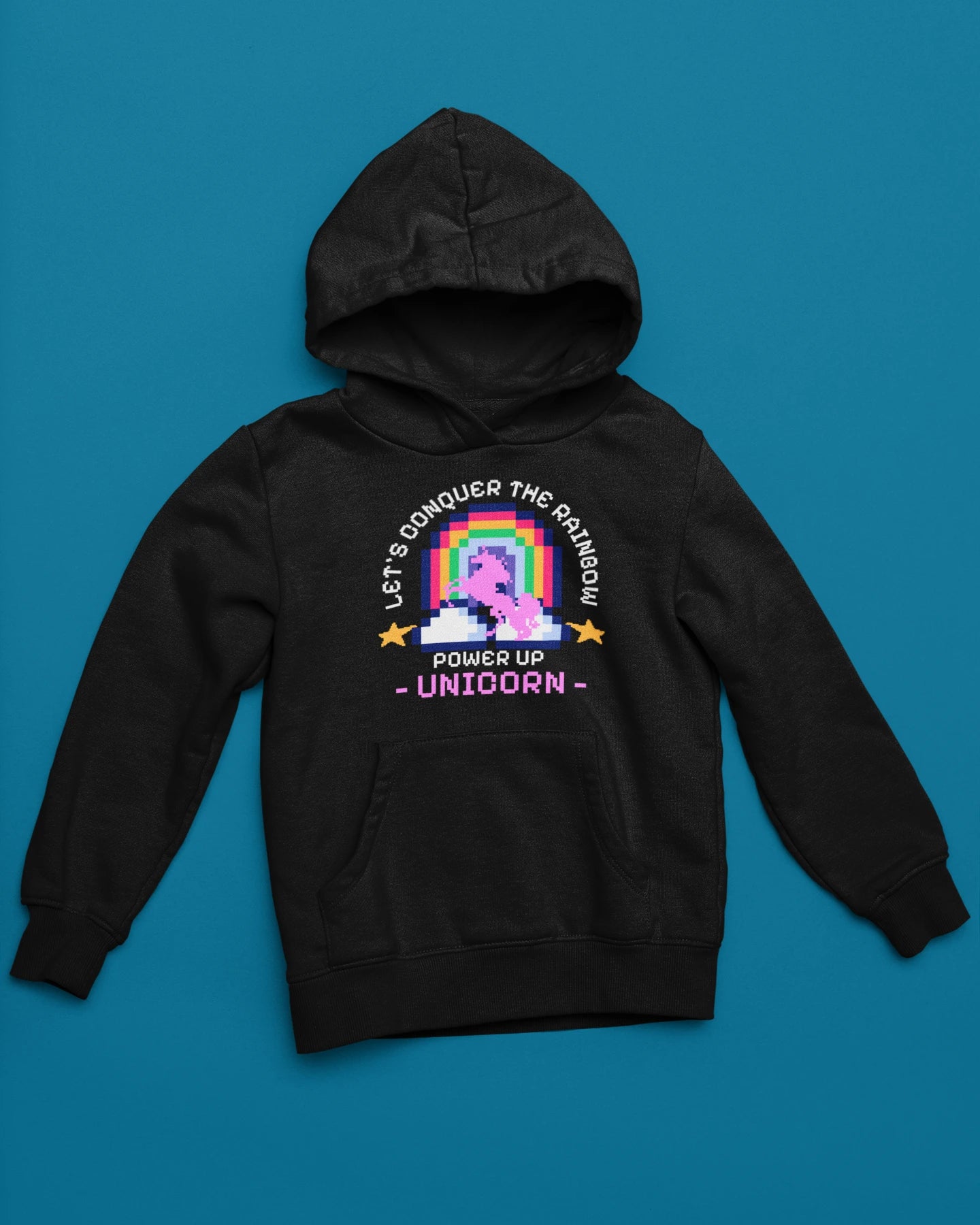 Unicorn Power Up | Magischer Pixel-Hoodie im Retro-Rainbow-Style – schwarz Hoodie als flatlay-Mockup, modernes Gaming-Design und hochwertiges Produktfoto.