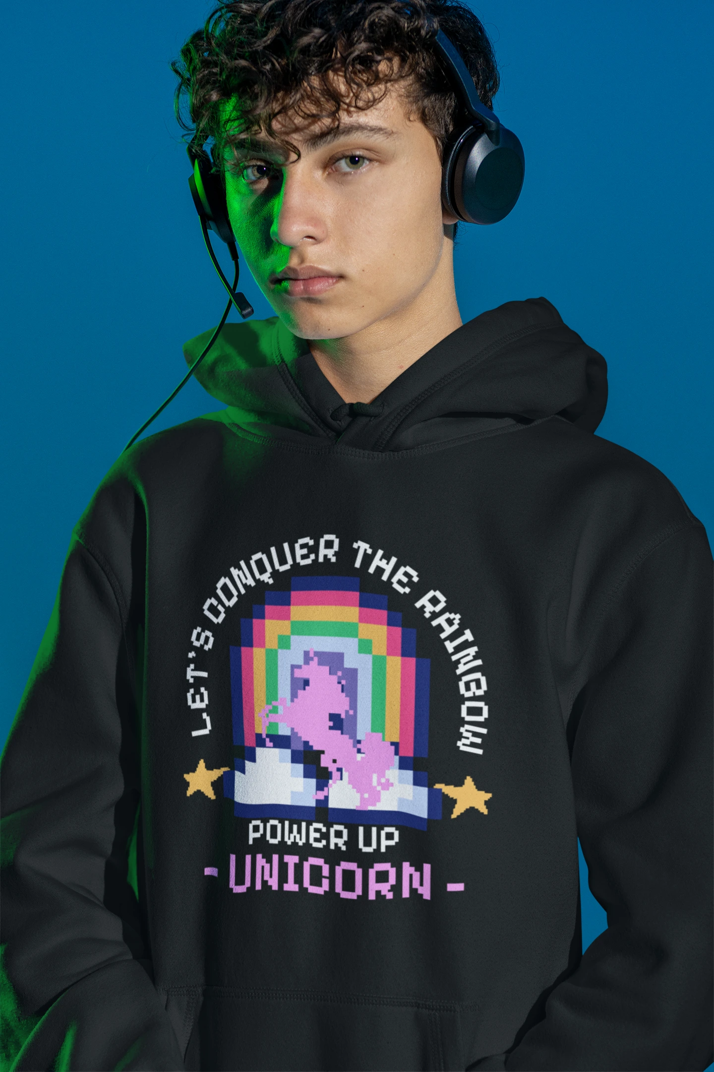Unicorn Power Up | Magischer Pixel-Hoodie im Retro-Rainbow-Style – schwarz Hoodie als maennlich-Mockup, modernes Gaming-Design und hochwertiges Produktfoto.