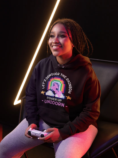 Unicorn Power Up | Magischer Pixel-Hoodie im Retro-Rainbow-Style – schwarz Hoodie als weiblich-Mockup, modernes Gaming-Design und hochwertiges Produktfoto.