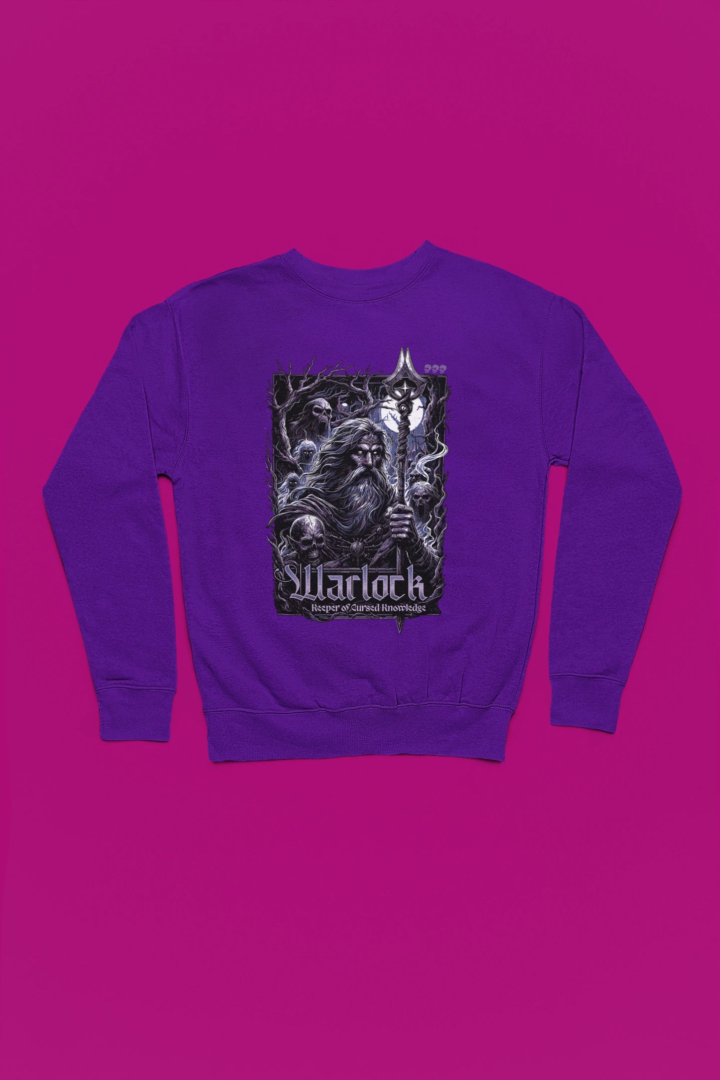 Warlock – Keeper of Cursed Knowledge | Dark Fantasy Pullover – lila Pullover als Flatlay-Mockup, hochwertiges Nerd- & Gaming-Design Produktfoto.