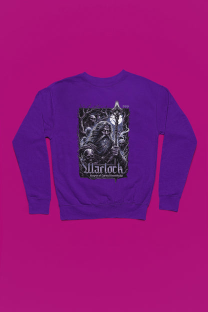 Warlock – Keeper of Cursed Knowledge | Dark Fantasy Pullover – lila Pullover als Flatlay-Mockup, hochwertiges Nerd- & Gaming-Design Produktfoto.