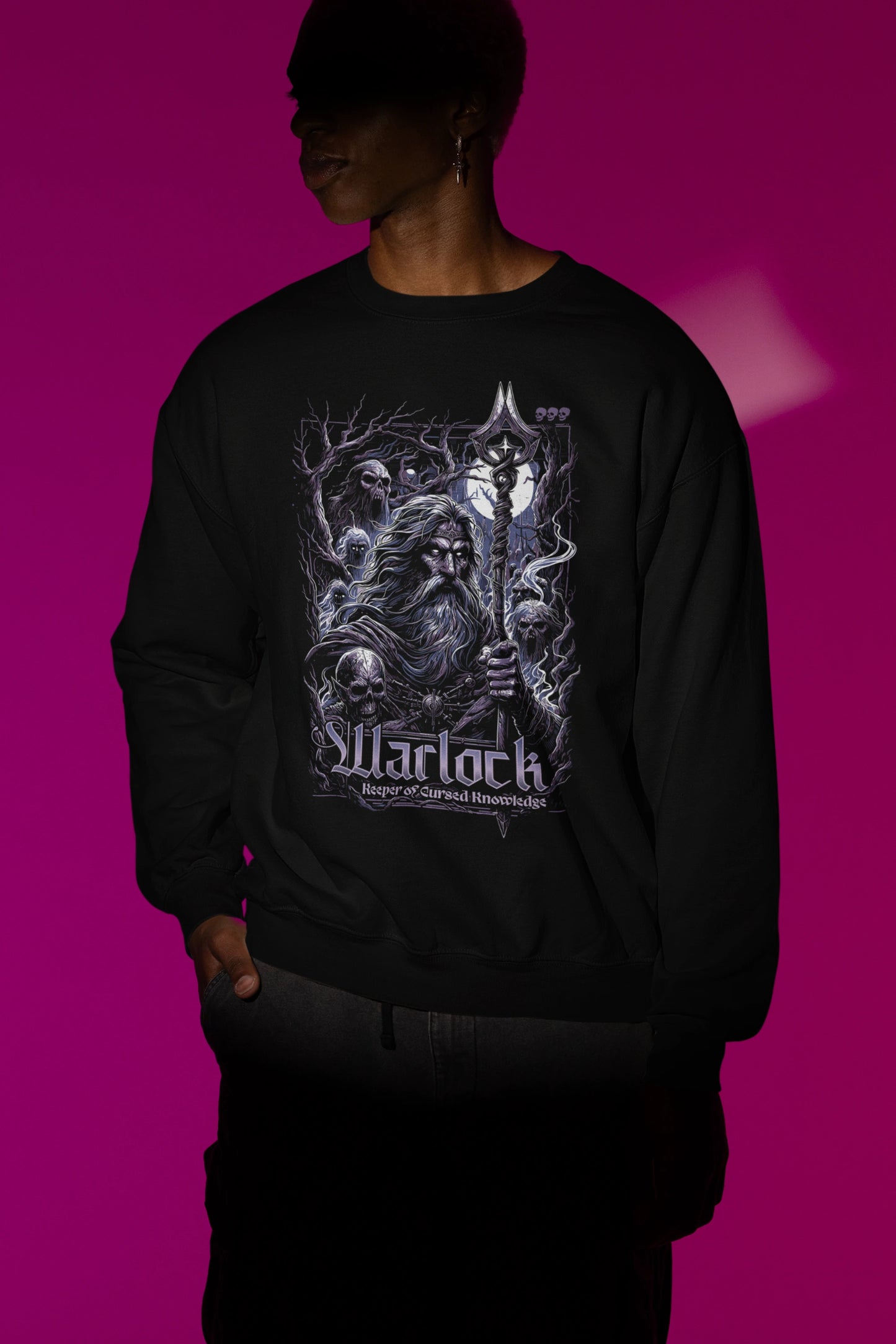 Warlock – Keeper of Cursed Knowledge | Dark Fantasy Pullover – schwarz Pullover als Maennliches Model-Mockup, hochwertiges Nerd- & Gaming-Design Produktfoto.