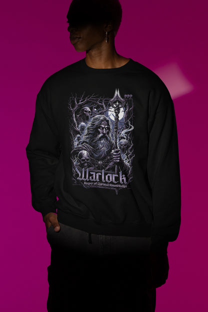 Warlock – Keeper of Cursed Knowledge | Dark Fantasy Pullover – schwarz Pullover als Maennliches Model-Mockup, hochwertiges Nerd- & Gaming-Design Produktfoto.