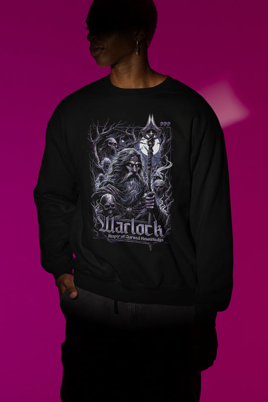 Warlock – Keeper of Cursed Knowledge | Dark Fantasy Pullover – schwarz Pullover als Maennliches Model-Mockup, hochwertiges Nerd- & Gaming-Design Produktfoto.