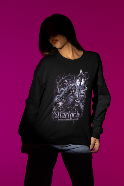 Warlock – Keeper of Cursed Knowledge | Dark Fantasy Pullover – schwarz Pullover als Weibliches Model-Mockup, hochwertiges Nerd- & Gaming-Design Produktfoto.