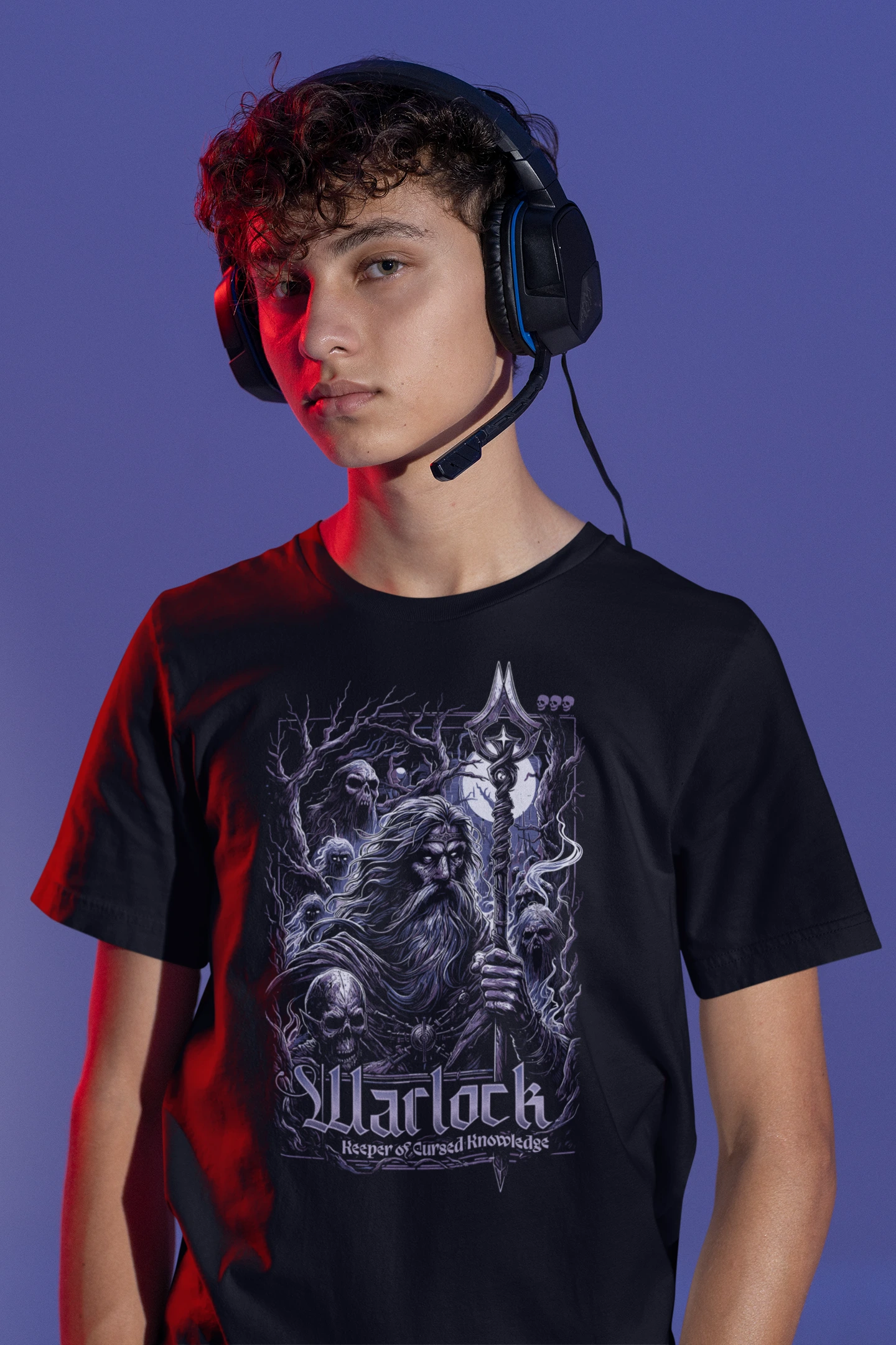 Warlock – Keeper of Cursed Knowledge | Dunkles Fantasy T-Shirt für Magie- & RPG-Fans – schwarz T-Shirt als maennlich-Mockup, modernes Gaming-Design und hochwertiges Produktfoto.
