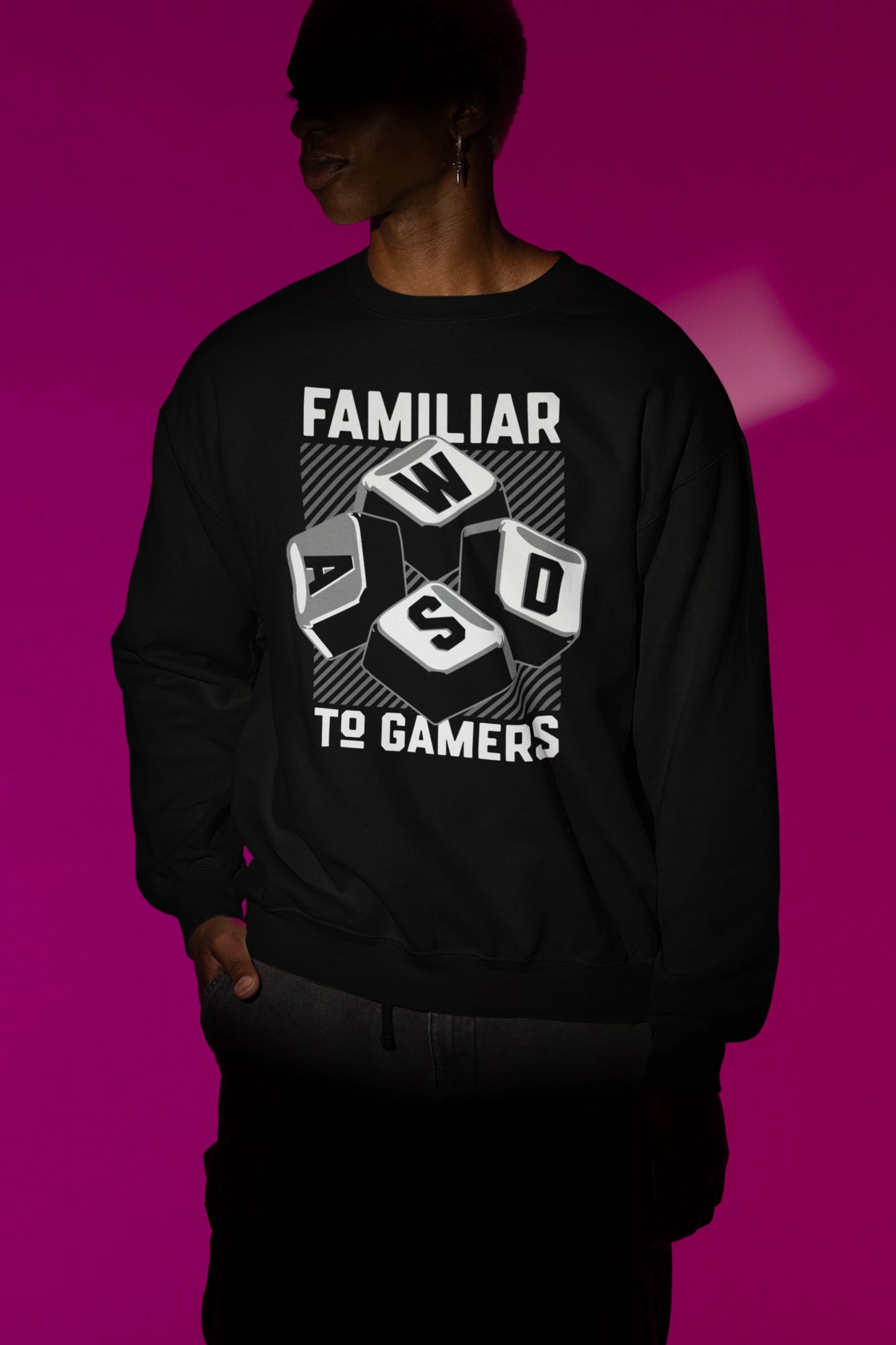 WASD | Gamer-Steuerungs Pullover im Retro-Style – schwarz Pullover als Maennliches Model-Mockup, hochwertiges Nerd- & Gaming-Design Produktfoto.