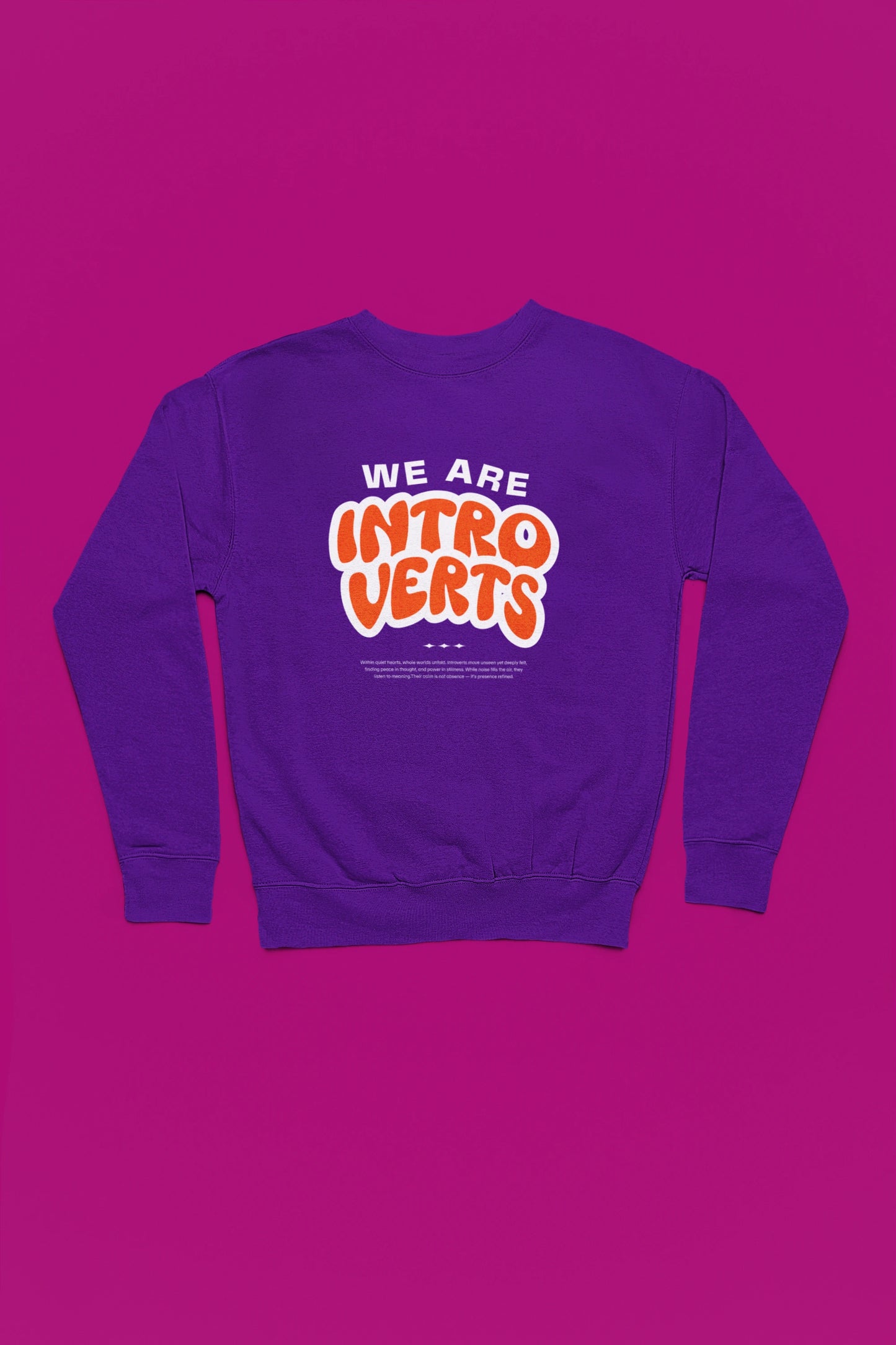We Are Introverts – Cozy Statement Pullover fuer Ruhe-Liebhaber – lila Pullover als Flatlay-Mockup, hochwertiges Nerd- & Gaming-Design Produktfoto.
