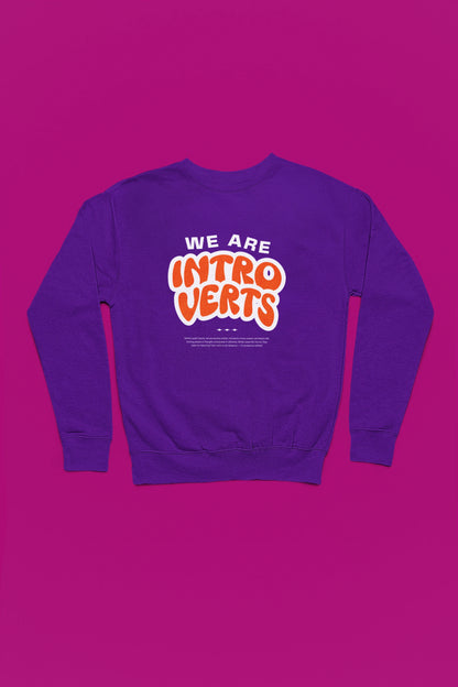 We Are Introverts – Cozy Statement Pullover fuer Ruhe-Liebhaber – lila Pullover als Flatlay-Mockup, hochwertiges Nerd- & Gaming-Design Produktfoto.