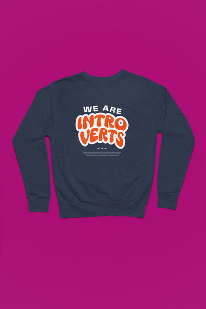 We Are Introverts – Cozy Statement Pullover fuer Ruhe-Liebhaber – marine Pullover als Flatlay-Mockup, hochwertiges Nerd- & Gaming-Design Produktfoto.