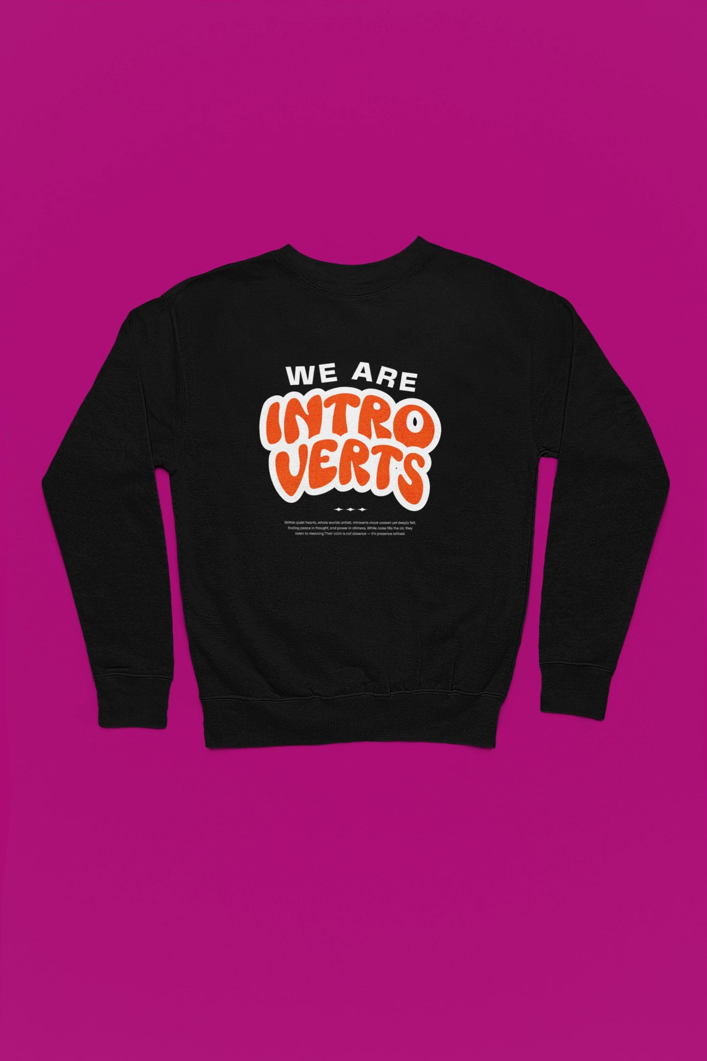 We Are Introverts – Cozy Statement Pullover fuer Ruhe-Liebhaber – schwarz Pullover als Flatlay-Mockup, hochwertiges Nerd- & Gaming-Design Produktfoto.