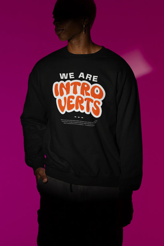 We Are Introverts – Cozy Statement Pullover fuer Ruhe-Liebhaber – schwarz Pullover als Maennliches Model-Mockup, hochwertiges Nerd- & Gaming-Design Produktfoto.