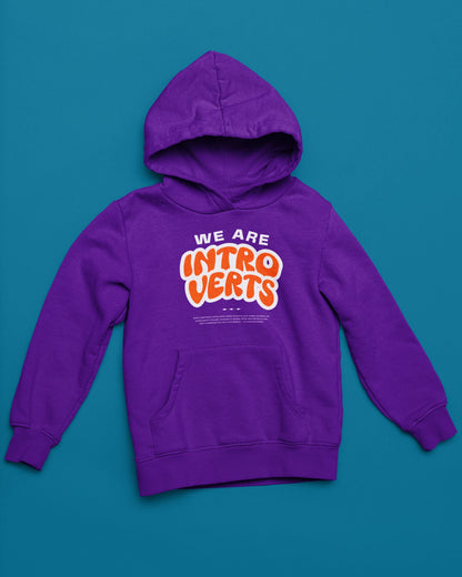 We Are Introverts | Hoodie mit ruhigem Statement-Design – lila Hoodie als flatlay-Mockup, modernes Gaming-Design und hochwertiges Produktfoto.