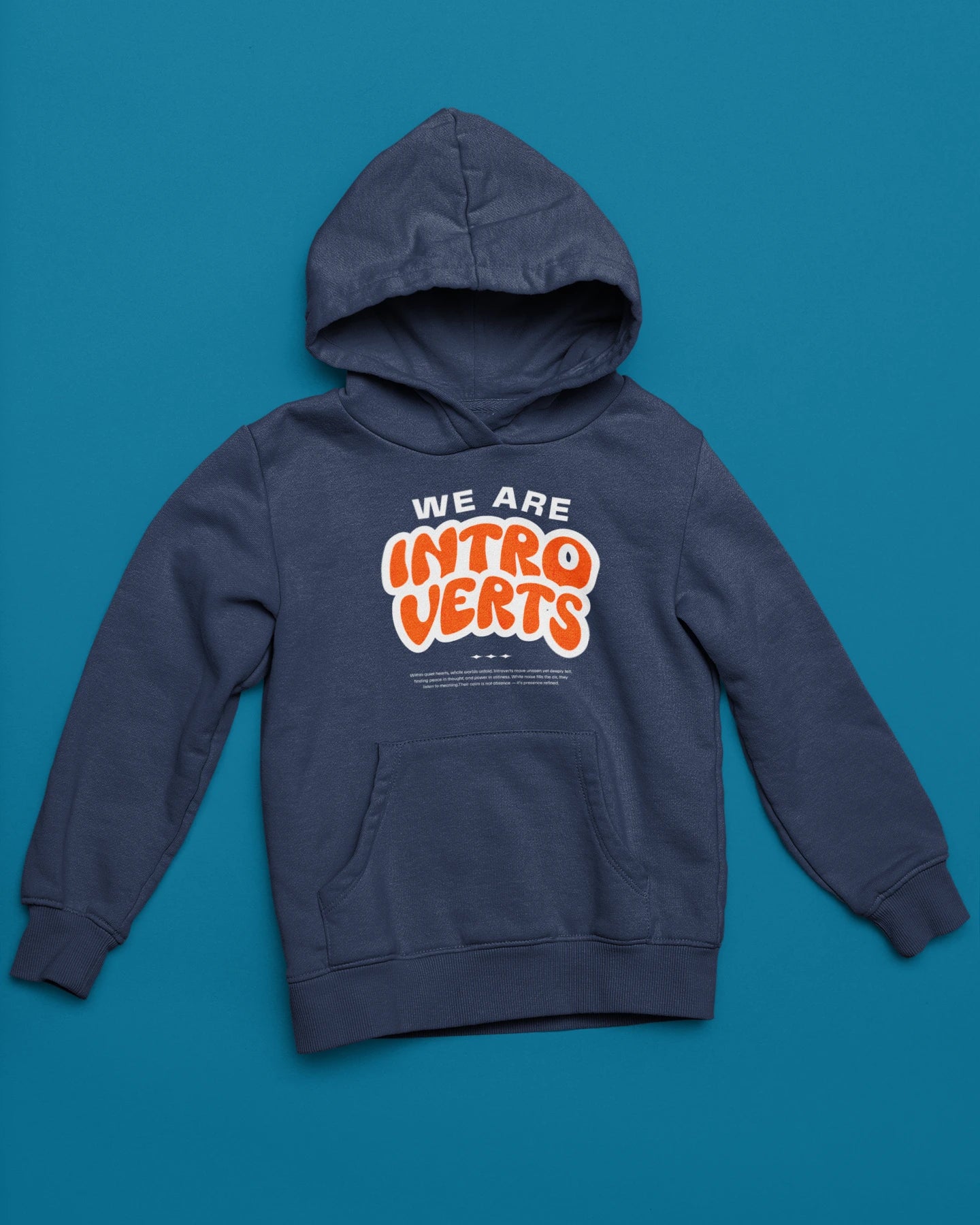 We Are Introverts | Hoodie mit ruhigem Statement-Design – marine Hoodie als flatlay-Mockup, modernes Gaming-Design und hochwertiges Produktfoto.
