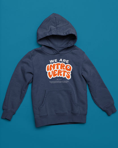 We Are Introverts | Hoodie mit ruhigem Statement-Design – marine Hoodie als flatlay-Mockup, modernes Gaming-Design und hochwertiges Produktfoto.
