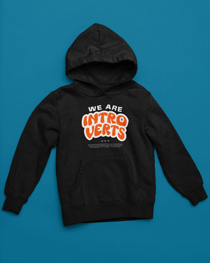 We Are Introverts | Hoodie mit ruhigem Statement-Design – schwarz Hoodie als flatlay-Mockup, modernes Gaming-Design und hochwertiges Produktfoto.