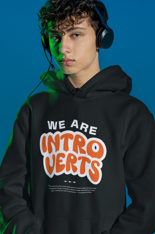 We Are Introverts | Hoodie mit ruhigem Statement-Design – schwarz Hoodie als maennlich-Mockup, modernes Gaming-Design und hochwertiges Produktfoto.