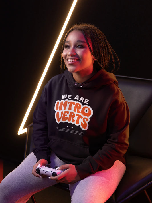 We Are Introverts | Hoodie mit ruhigem Statement-Design – schwarz Hoodie als weiblich-Mockup, modernes Gaming-Design und hochwertiges Produktfoto.