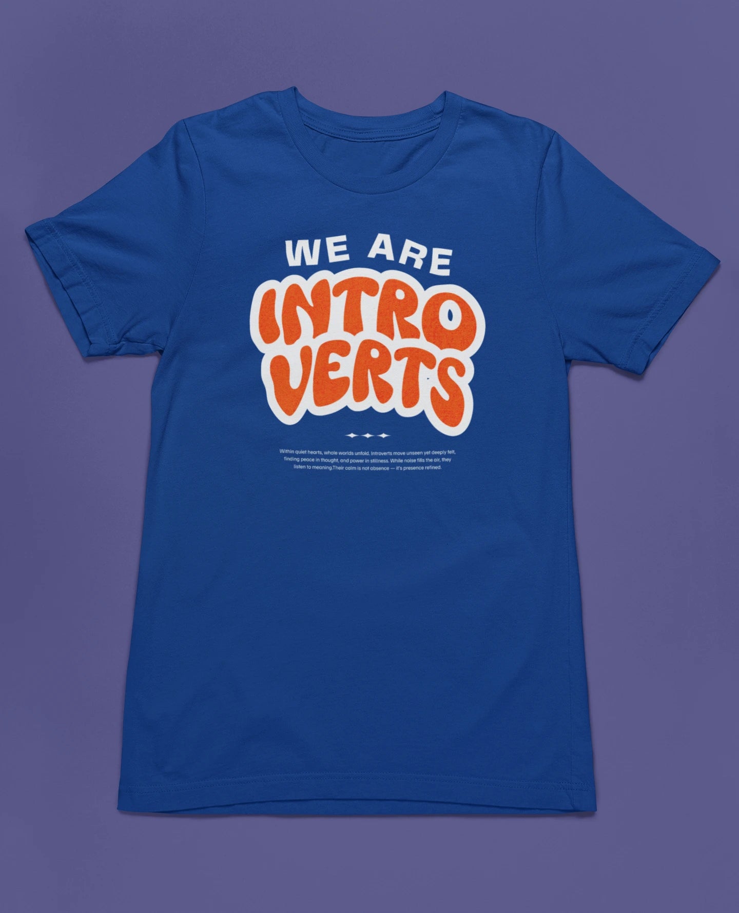 We Are Introverts | Minimalistisches Statement-T-Shirt für Introvertierte & Deep Thinker – blau T-Shirt als flatlay-Mockup, modernes Gaming-Design und hochwertiges Produktfoto.