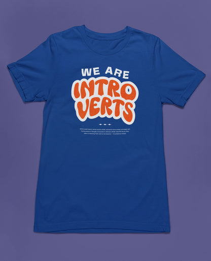 We Are Introverts | Minimalistisches Statement-T-Shirt für Introvertierte & Deep Thinker – blau T-Shirt als flatlay-Mockup, modernes Gaming-Design und hochwertiges Produktfoto.