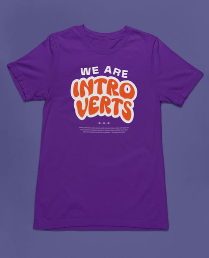 We Are Introverts | Minimalistisches Statement-T-Shirt für Introvertierte & Deep Thinker – lila T-Shirt als flatlay-Mockup, modernes Gaming-Design und hochwertiges Produktfoto.