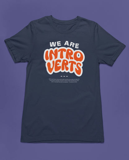 We Are Introverts | Minimalistisches Statement-T-Shirt für Introvertierte & Deep Thinker – marine T-Shirt als flatlay-Mockup, modernes Gaming-Design und hochwertiges Produktfoto.