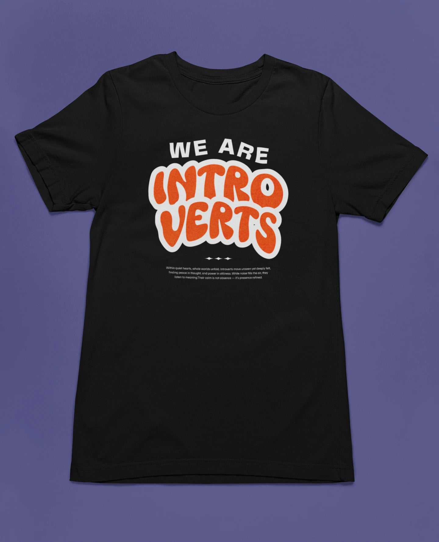 We Are Introverts | Minimalistisches Statement-T-Shirt für Introvertierte & Deep Thinker – schwarz T-Shirt als flatlay-Mockup, modernes Gaming-Design und hochwertiges Produktfoto.