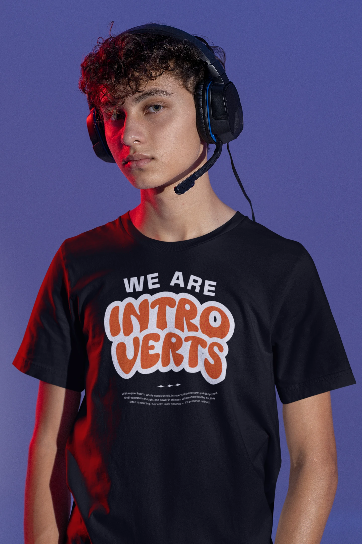We Are Introverts | Minimalistisches Statement-T-Shirt für Introvertierte & Deep Thinker – schwarz T-Shirt als maennlich-Mockup, modernes Gaming-Design und hochwertiges Produktfoto.