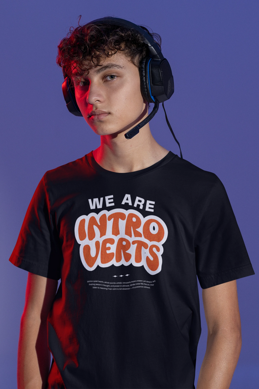 We Are Introverts | Minimalistisches Statement-T-Shirt für Introvertierte & Deep Thinker – schwarz T-Shirt als maennlich-Mockup, modernes Gaming-Design und hochwertiges Produktfoto.