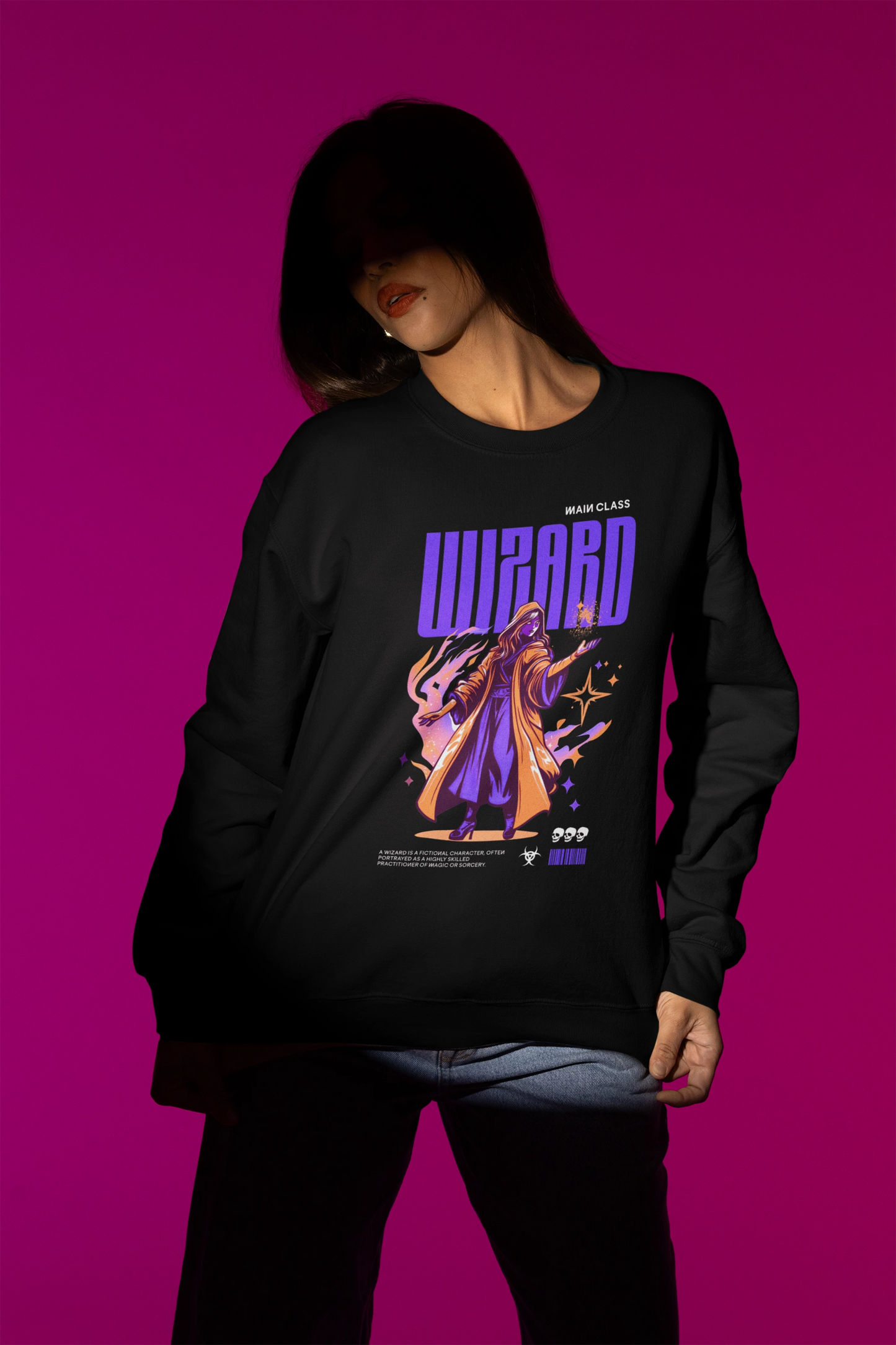 Wizard – Main Class | Arcane Spellcaster Pullover – schwarz Pullover als Weibliches Model-Mockup, hochwertiges Nerd- & Gaming-Design Produktfoto.