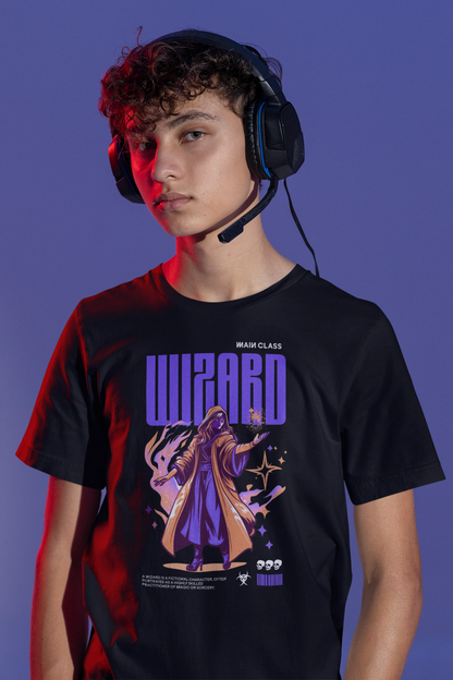 Wizard – Main Class Edition | Fantasy Gaming T-Shirt – schwarz T-Shirt als maennlich-Mockup, modernes Gaming-Design und hochwertiges Produktfoto.